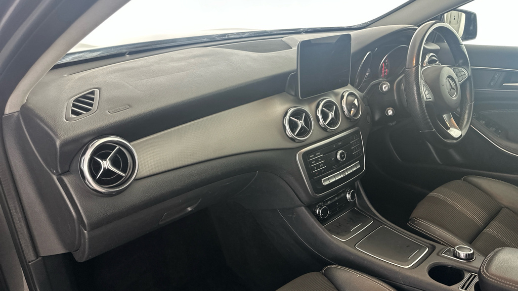 Mercedes-Benz GLA Class Gla 180 Urban Edition Red #10