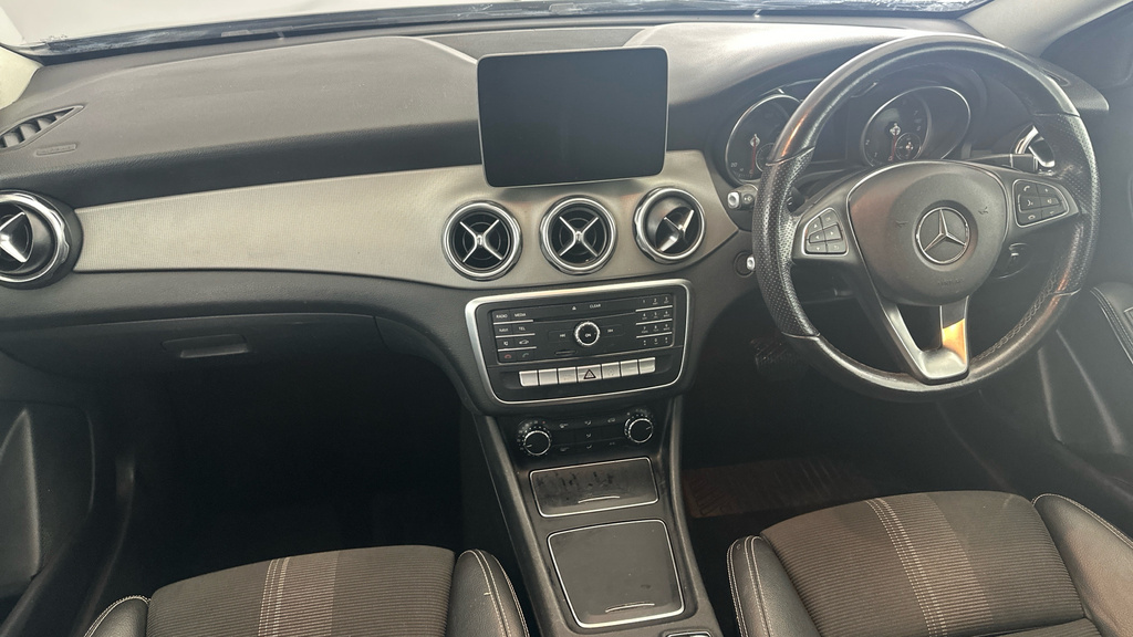 Mercedes-Benz GLA Class Gla 180 Urban Edition Red #11