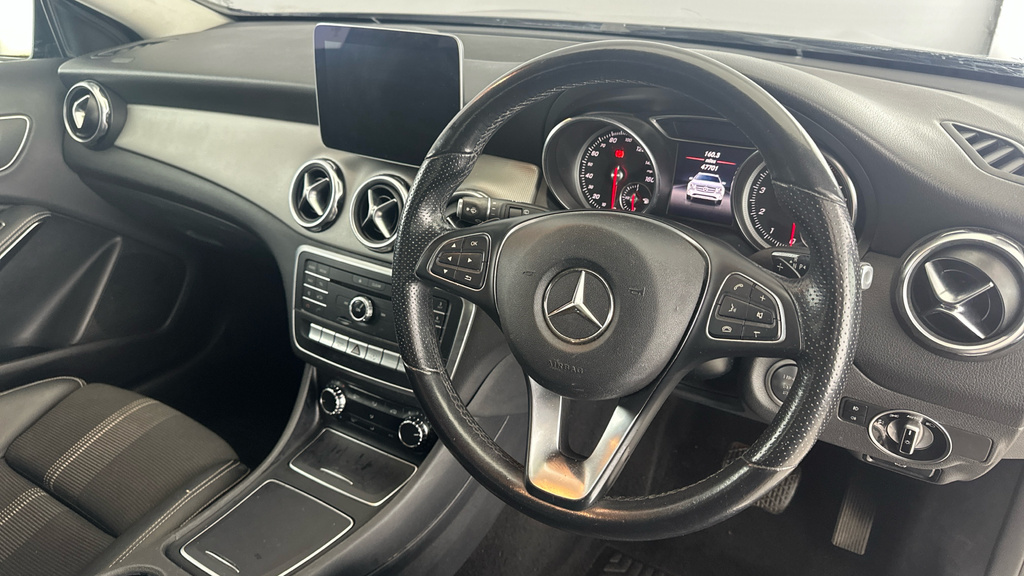 Mercedes-Benz GLA Class Gla 180 Urban Edition Red #9