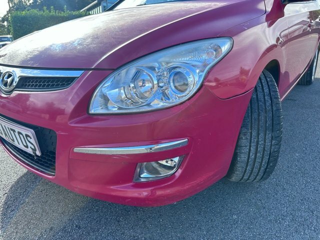 Hyundai I30 1.6 Crdi Style Estate Euro 4 115 Red #3