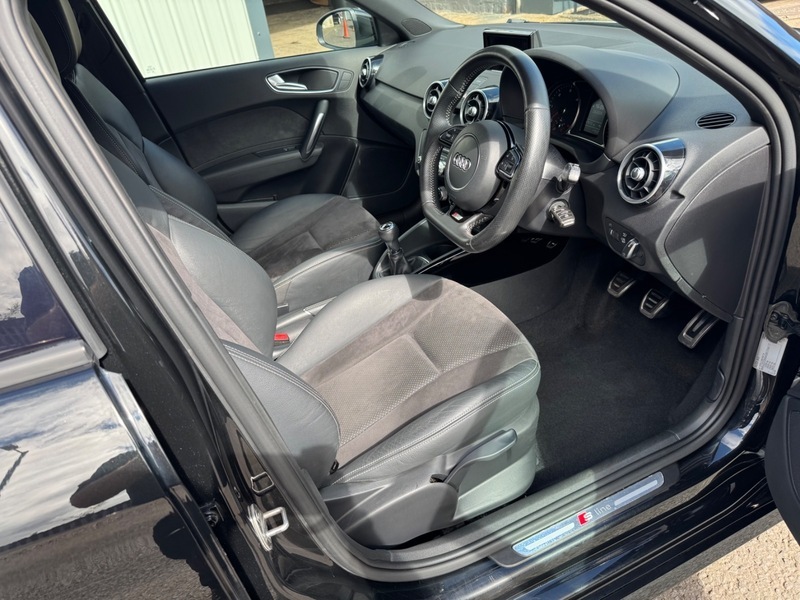 Audi A1 Sportback 1.6Tdi 16V 116Bhp Black #4