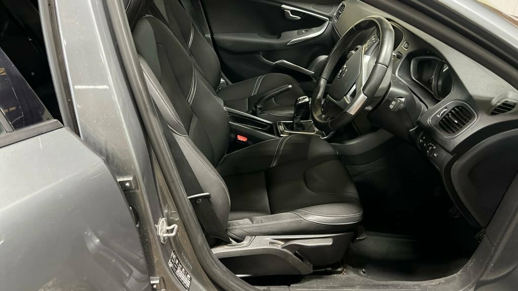 Volvo V40 2L Momentum Edition Grey #3