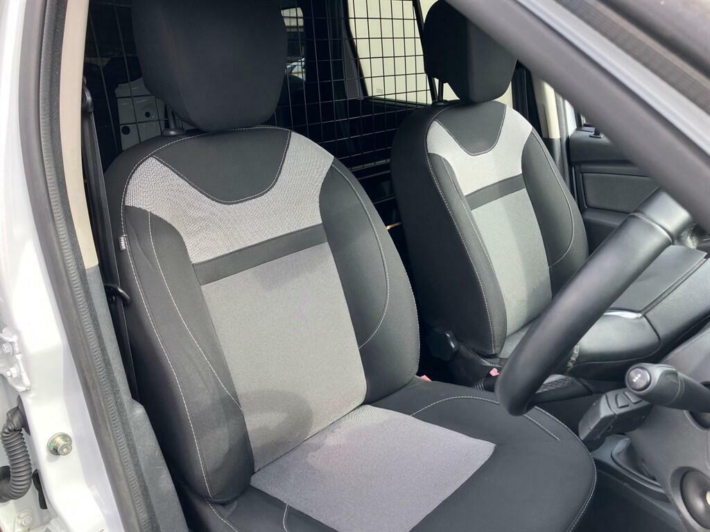 Dacia Duster Laureate White #2