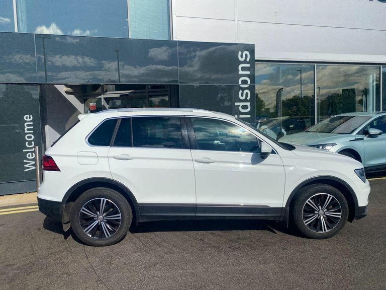 Volkswagen Tiguan Tdi Bluemotion Tech Se Navigation Red #2