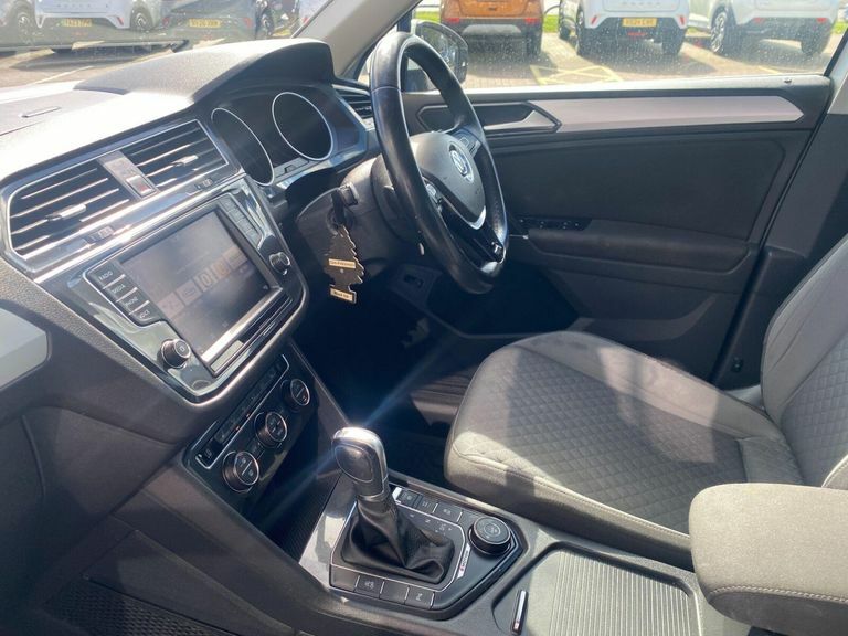 Volkswagen Tiguan Tdi Bluemotion Tech Se Navigation Red #3
