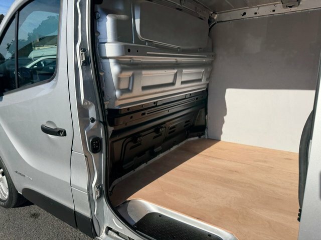 Renault Trafic 1.6 Sl27 Business Plus Dci 120 Bhp Red #27