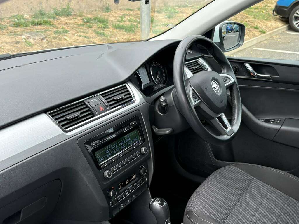 Skoda Rapid Spaceback 1.4 Tsi Elegance Dsg White #2