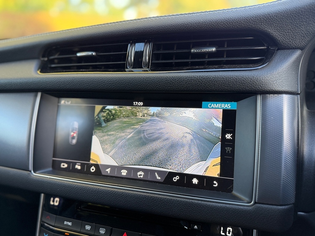 Jaguar XF 2.0D 180 Portfolio Black #17