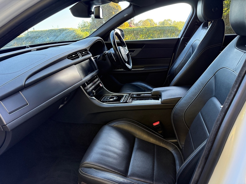 Jaguar XF 2.0D 180 Portfolio Black #33