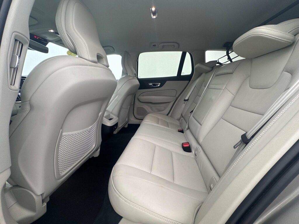 Volvo V60 2.0 D3 150 Momentum Plus Black #10
