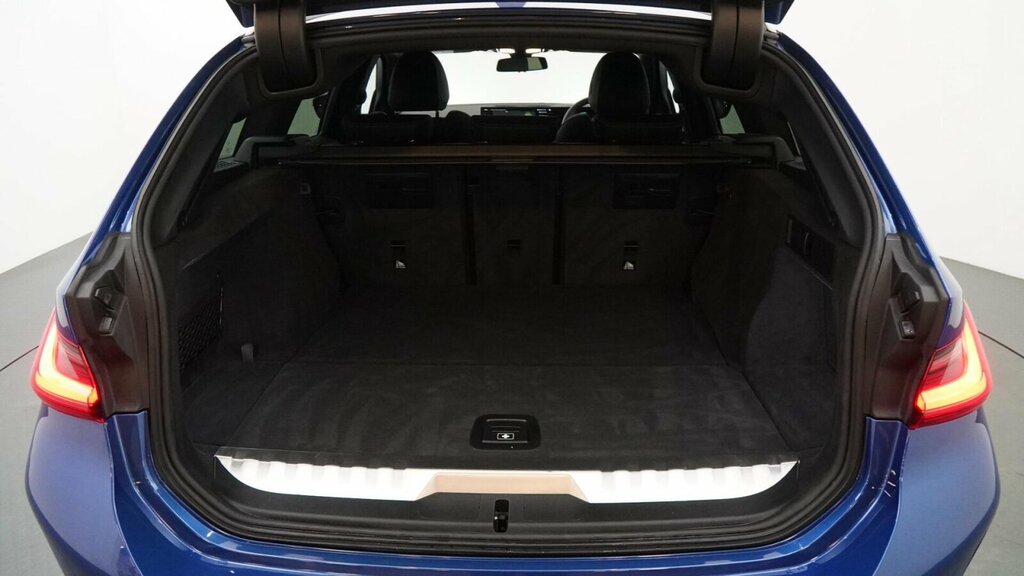 BMW 3 Series 330E Xdrive M Sport Step #13