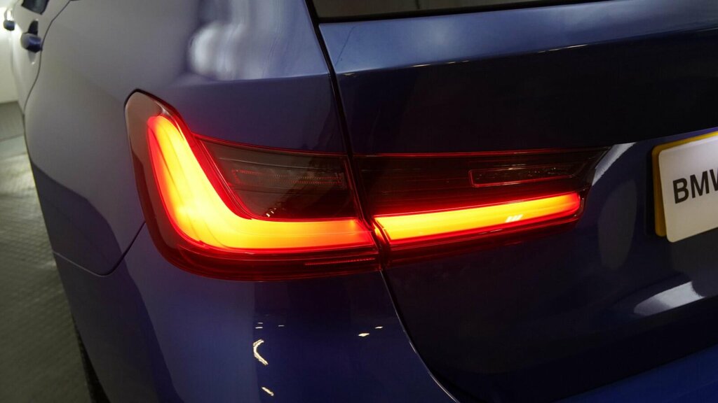 BMW 3 Series 330E Xdrive M Sport Step #38