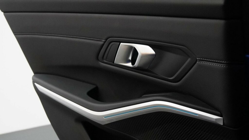 BMW 3 Series 330E Xdrive M Sport Step #27