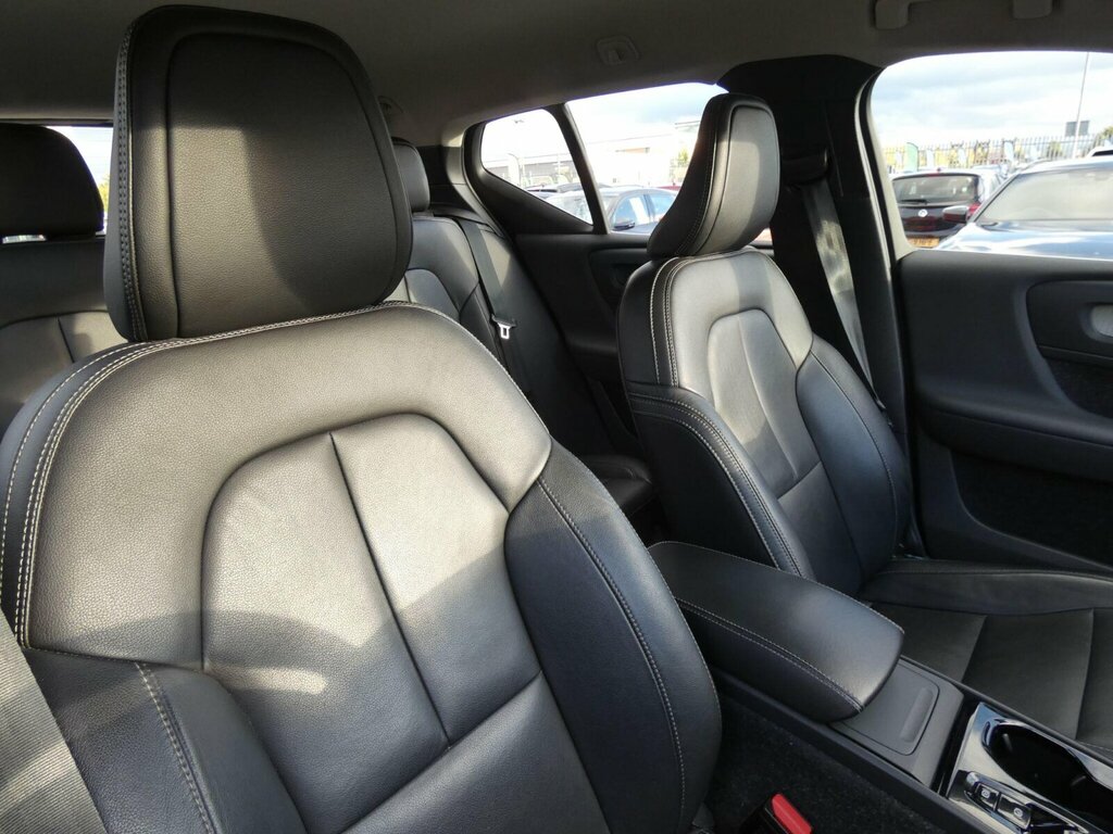 Volvo XC40 2.0L T4 R-design Pro 188 Bhp White #10