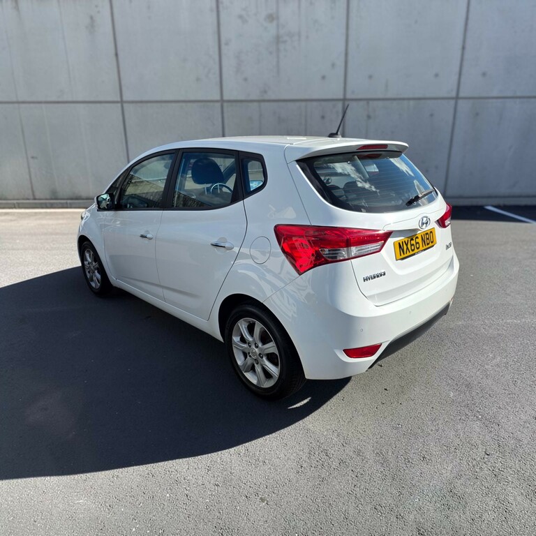 Hyundai Ix20 1.4 Bluedrive Se Mpv White #4