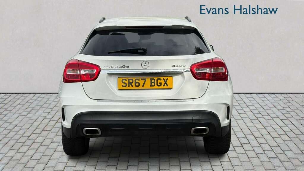 Mercedes-Benz GLA Class 220D 4Matic Amg Line 2017 White #5