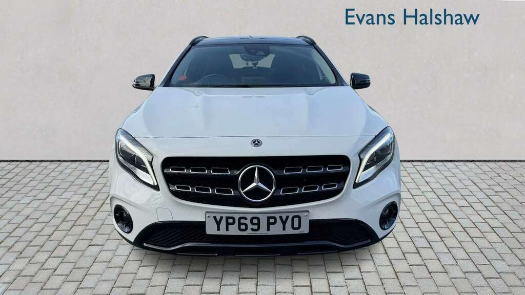 Mercedes-Benz GLA Class 200 Urban Edition Plus 2019 White #3