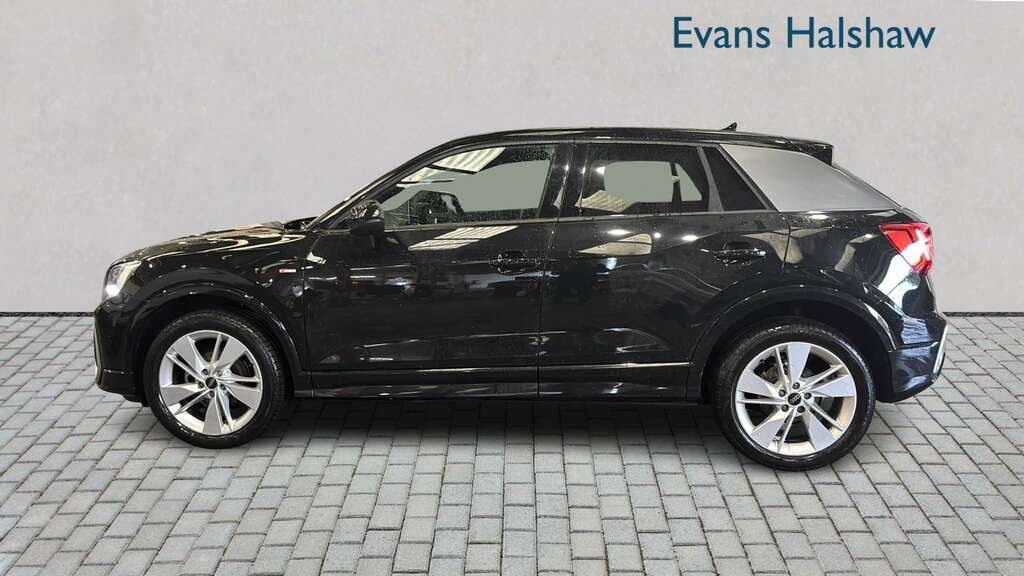 Audi Q2 35 Tfsi S Line S Tronic 2024 Black #3