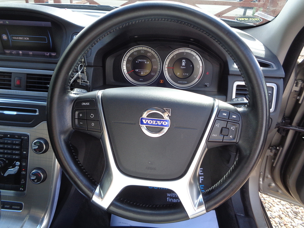 Volvo XC70 2.4 D5 Se Lux Awd 212 Bhp White #7