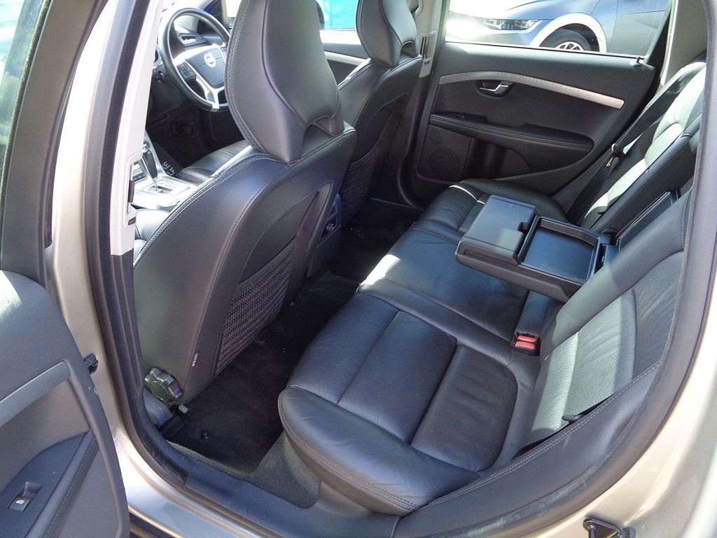 Volvo XC70 2.4 D5 Se Lux Awd 212 Bhp White #23