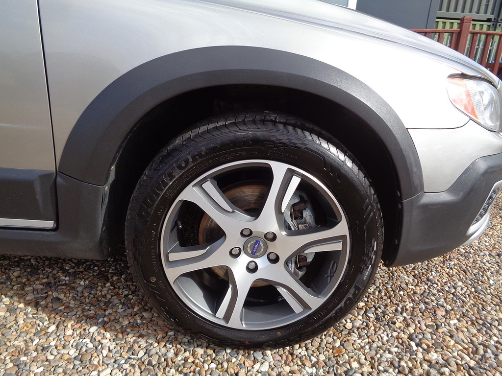 Volvo XC70 2.4 D5 Se Lux Awd 212 Bhp White #28