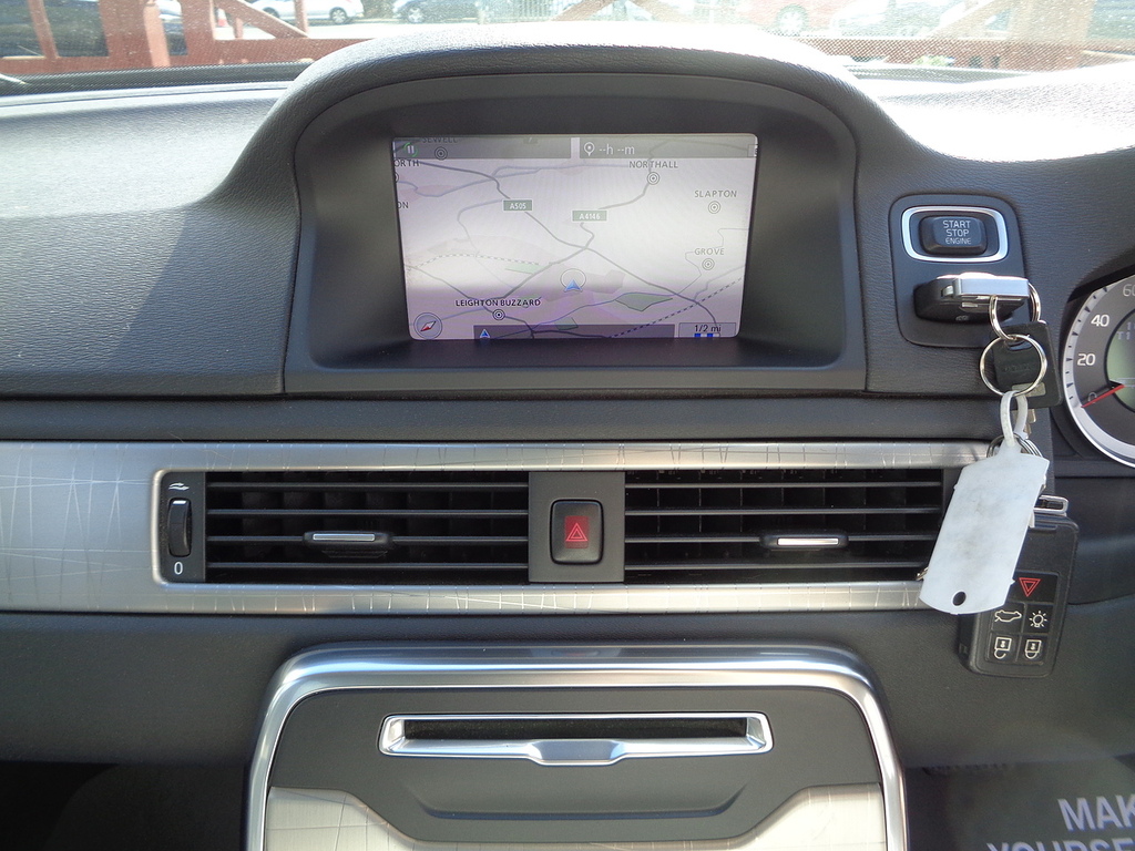 Volvo XC70 2.4 D5 Se Lux Awd 212 Bhp White #12