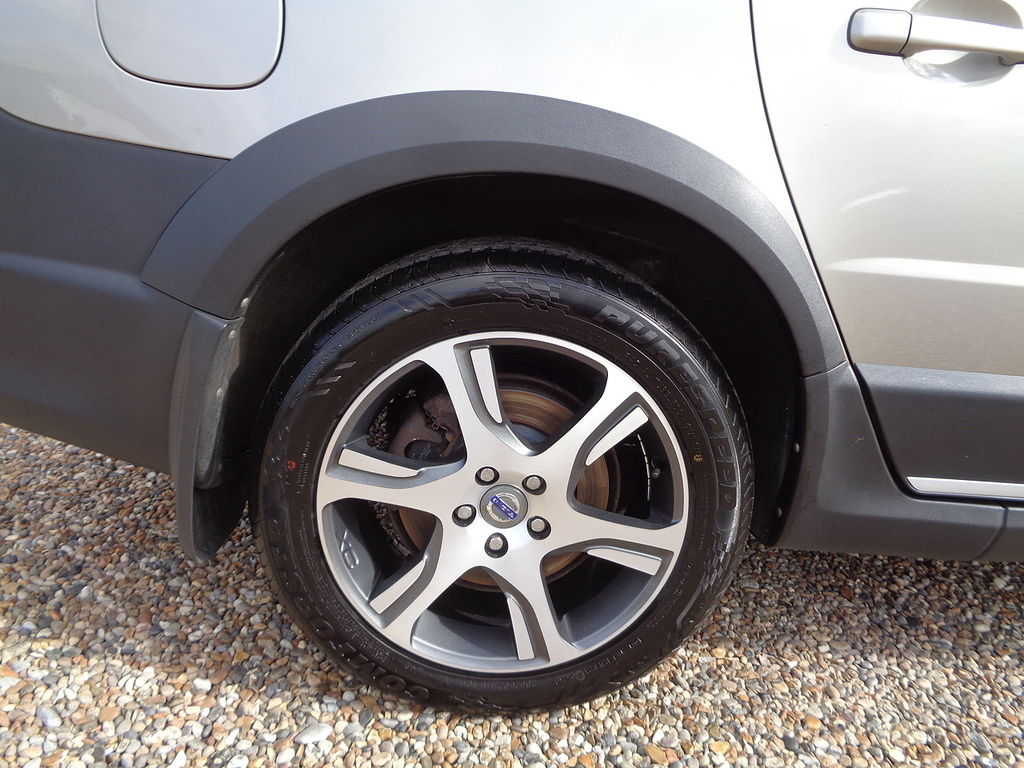 Volvo XC70 2.4 D5 Se Lux Awd 212 Bhp White #30