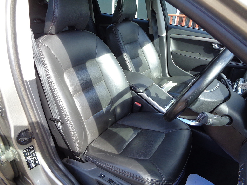 Volvo XC70 2.4 D5 Se Lux Awd 212 Bhp White #15