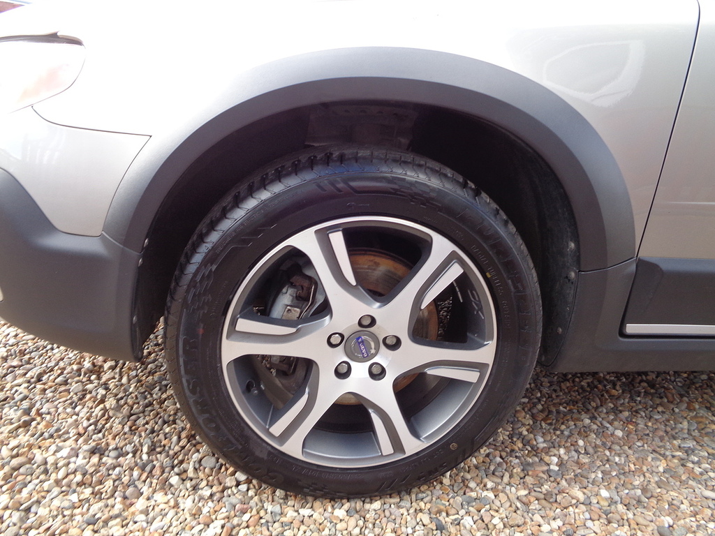 Volvo XC70 2.4 D5 Se Lux Awd 212 Bhp White #29