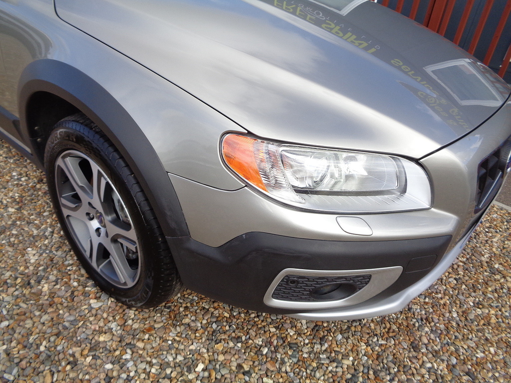 Volvo XC70 2.4 D5 Se Lux Awd 212 Bhp White #32