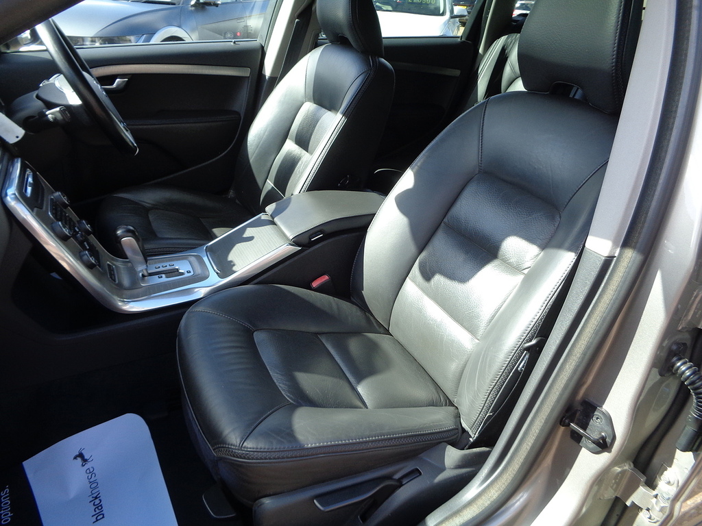 Volvo XC70 2.4 D5 Se Lux Awd 212 Bhp White #17