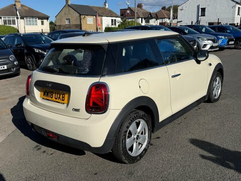 Mini Hatch 2018 18 One White #4