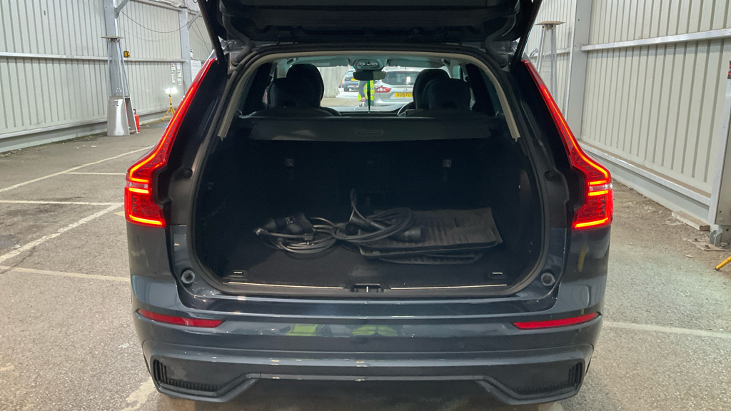 Volvo XC60 Xc60 R-design B5 Mhev Awd White #9