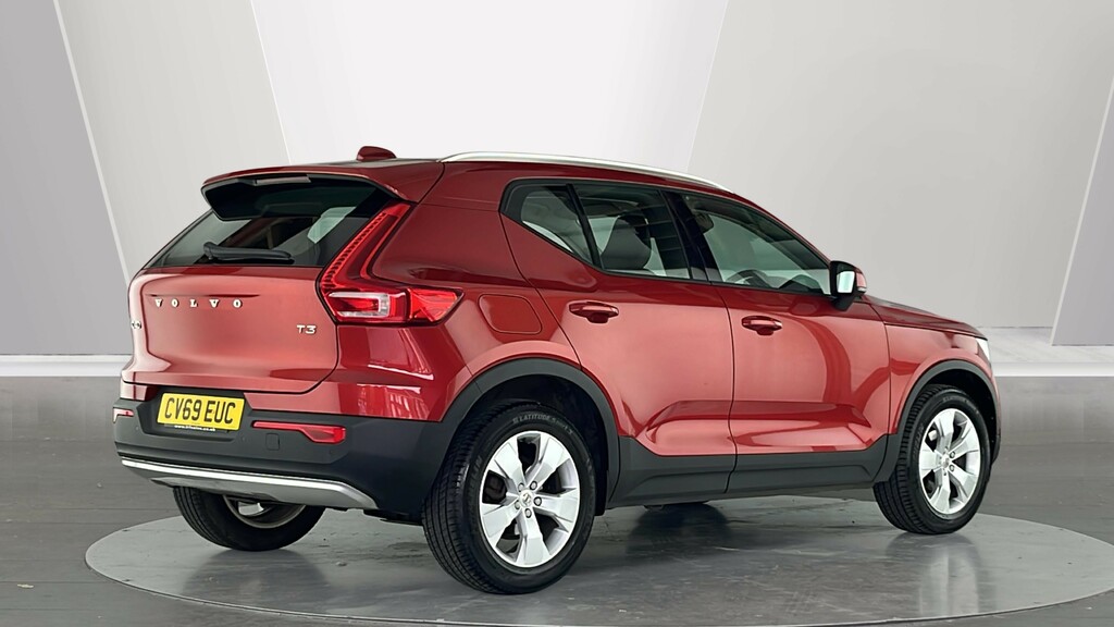 Volvo XC40 T3 Momentum Red #2