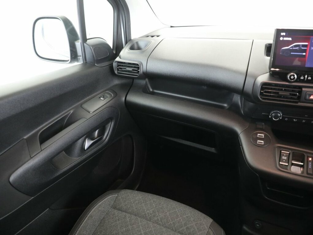 Vauxhall Combo-e Life 52Kwh Ultimate XL Mpv 7.4Kw Cha White #39