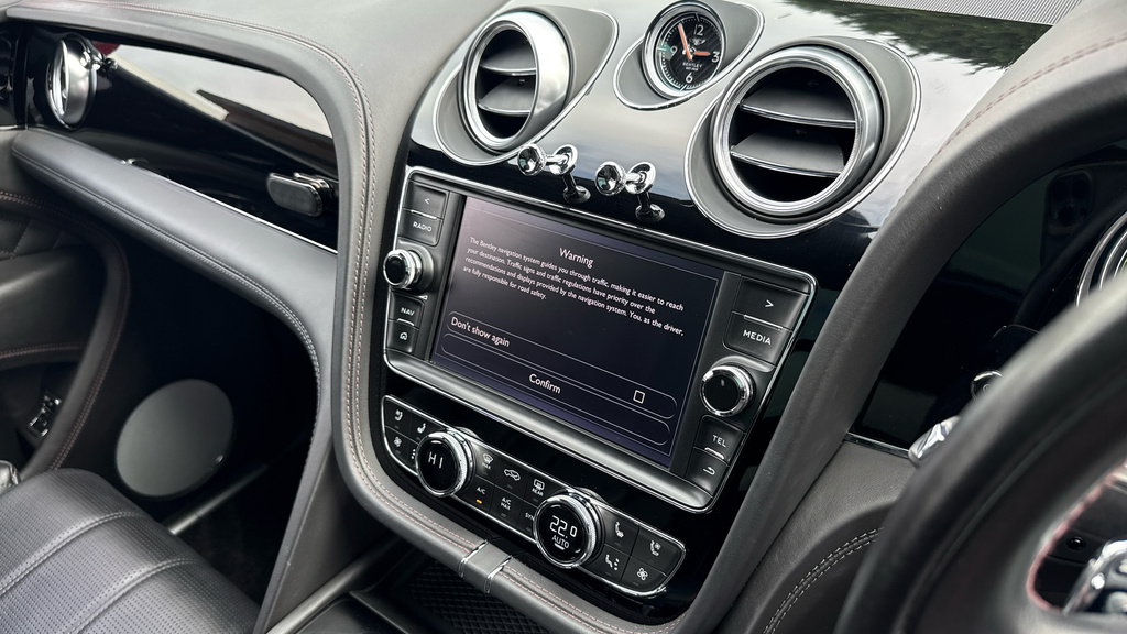 Bentley Bentayga Mulliner-city-tour Blue #24
