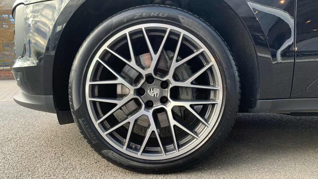 Porsche Macan Estate Black #4