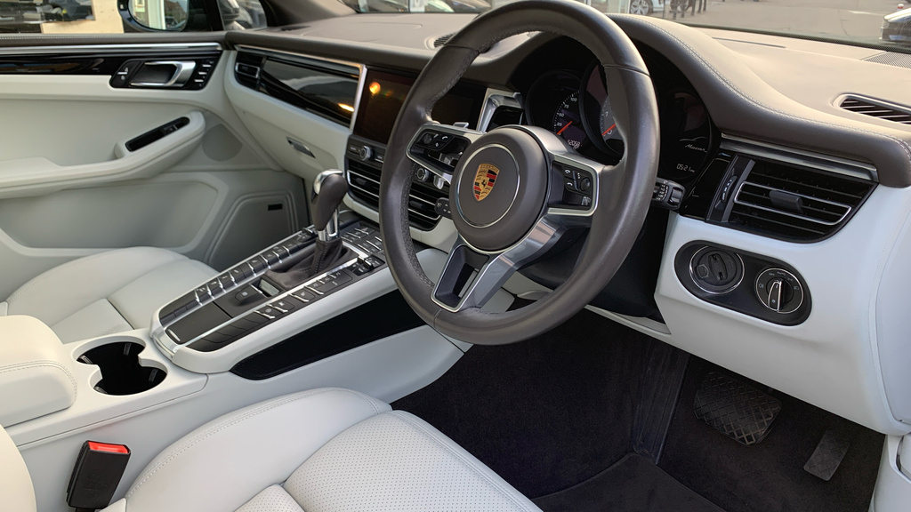 Porsche Macan Estate Black #3