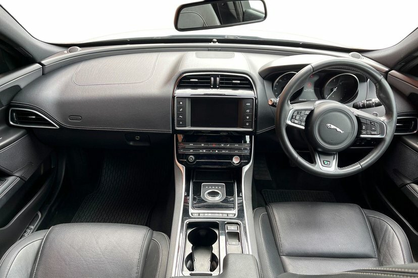 Jaguar XE 2.0D R-sport Saloon 180 Ps White #6