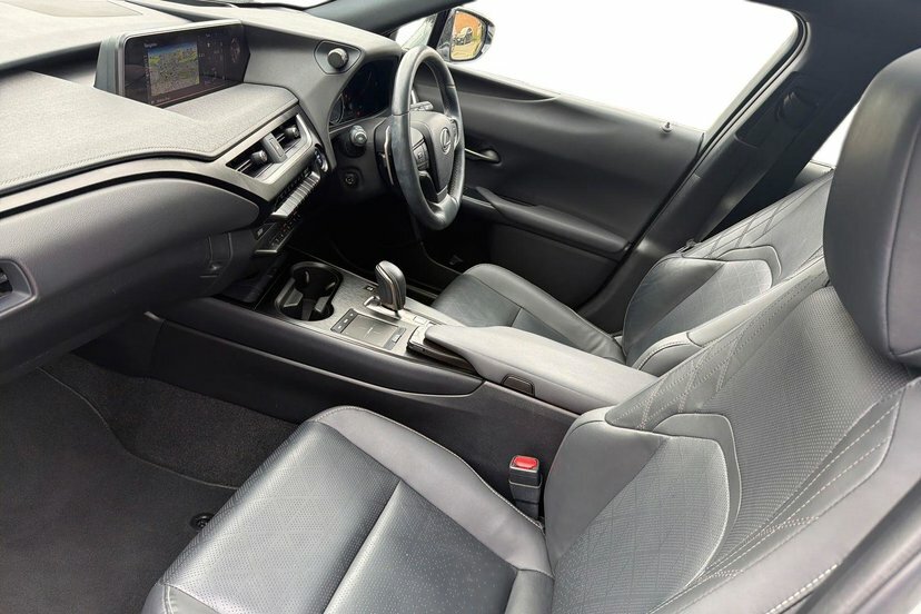 Lexus UX 300E 54.3Kwh Takumi Suv 204 Ps White #2