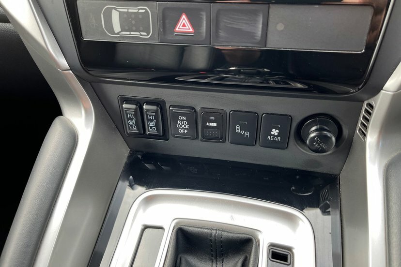 Mitsubishi Shogun Sport 4 Black #16