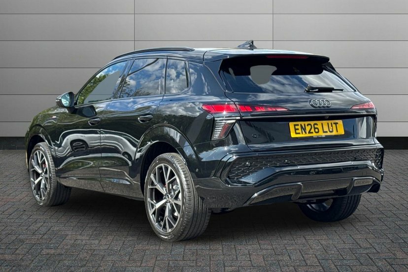 Audi Q3 1.5 Tfsi Edition 1 Suv S Tronic 150 Ps Black #3