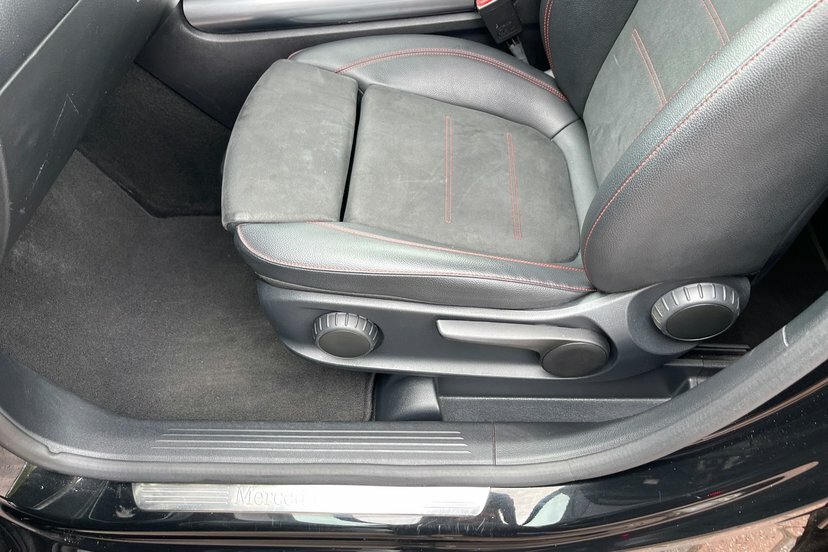 Mercedes-Benz GLA Class Gla 200D Amg Line Premium Black #30