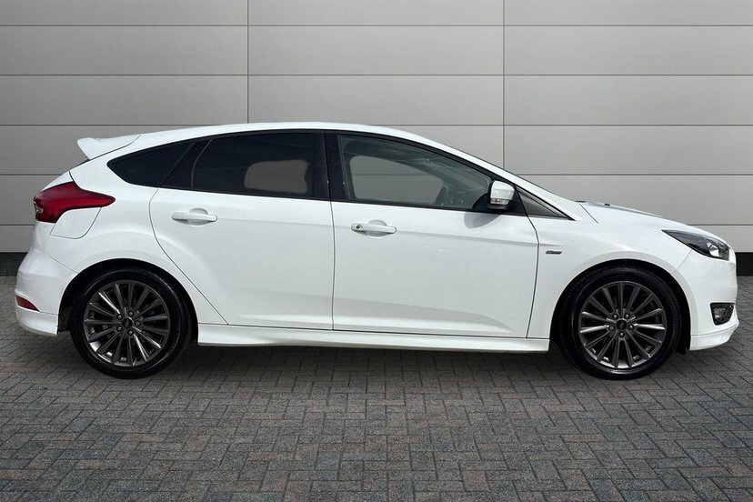 Ford Focus 1.0T Ecoboost St-line Hatchback White #4