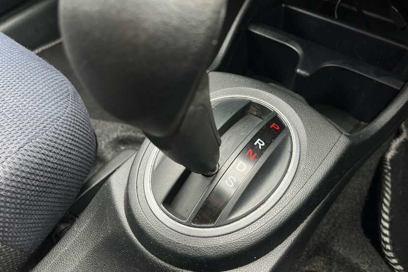 Honda Jazz 1.4 I-vtec Es Cvt Silver #26
