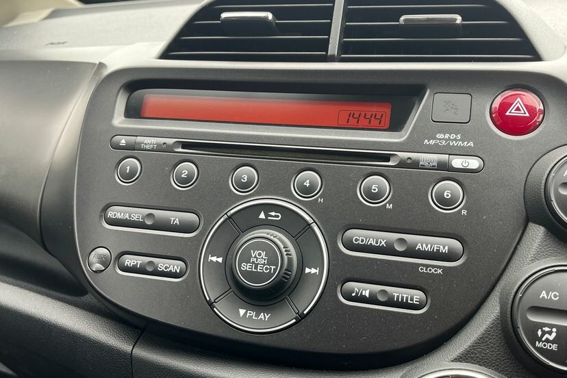 Honda Jazz 1.4 I-vtec Es Cvt Silver #24