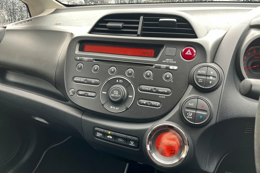 Honda Jazz 1.4 I-vtec Es Cvt Silver #21