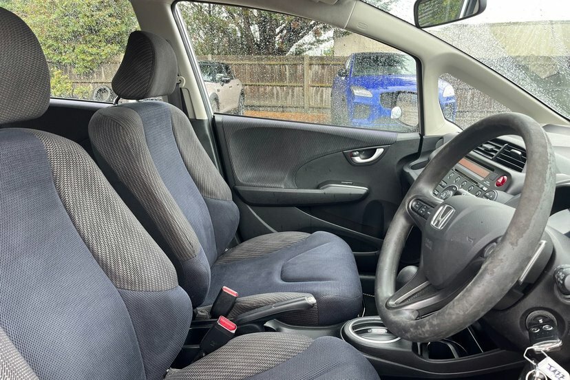 Honda Jazz 1.4 I-vtec Es Cvt Silver #16