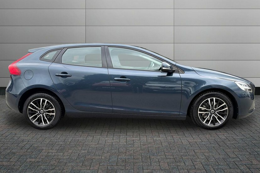 Volvo V40 2.0 T2 Momentum Hatchback 122 P Blue #4