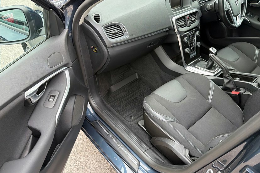 Volvo V40 2.0 D4 R-design Euro 6 Ss Black #19